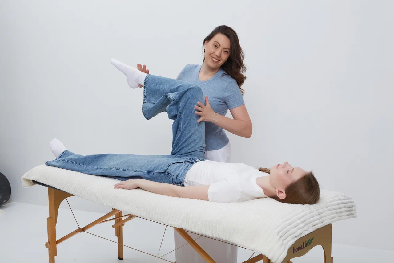 Светлана Мальцева проводит сеанс кинезиологии